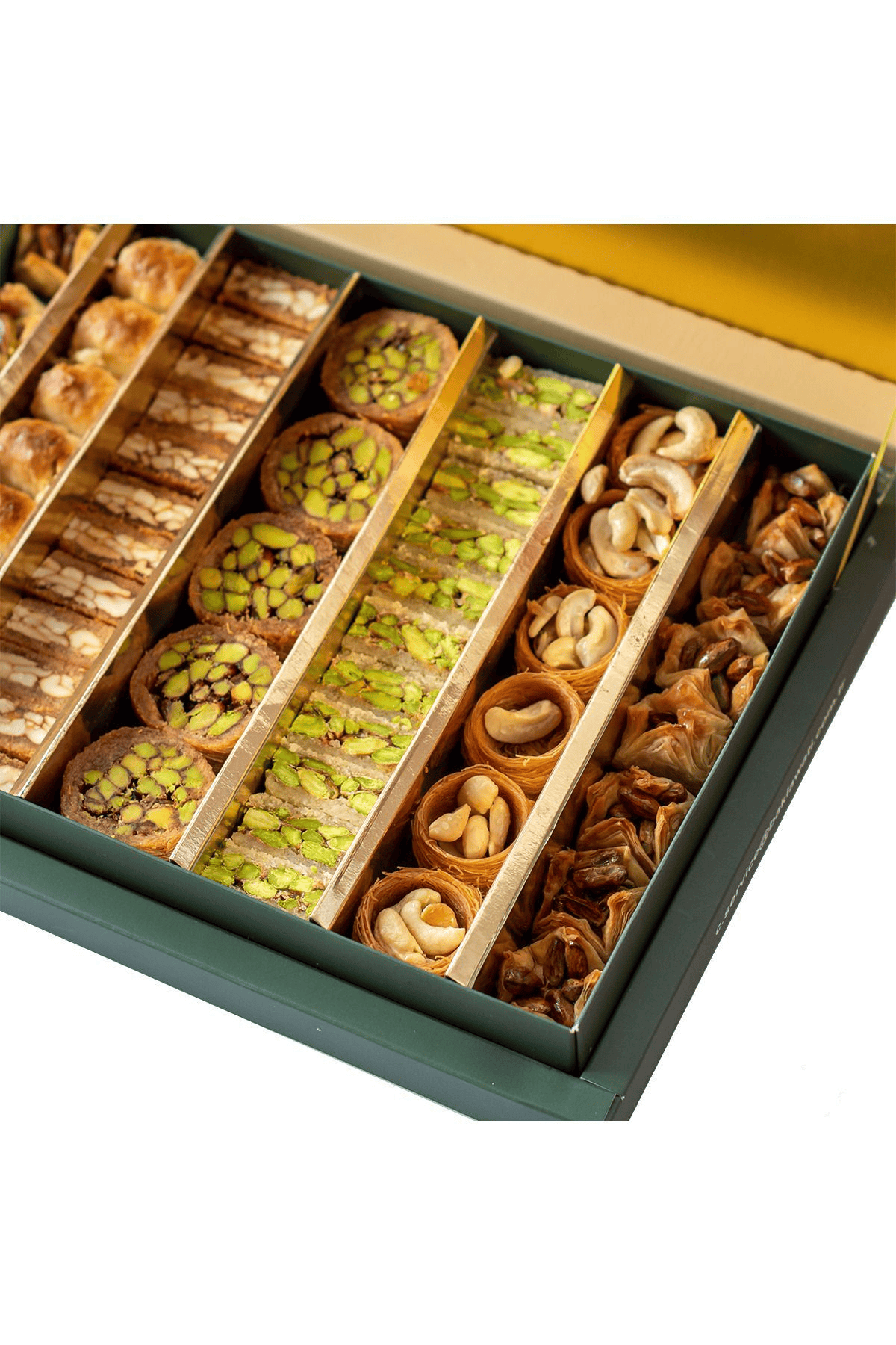 Karışık Fıstık Ve Kajulu Tatlı Kutusu (800 G)